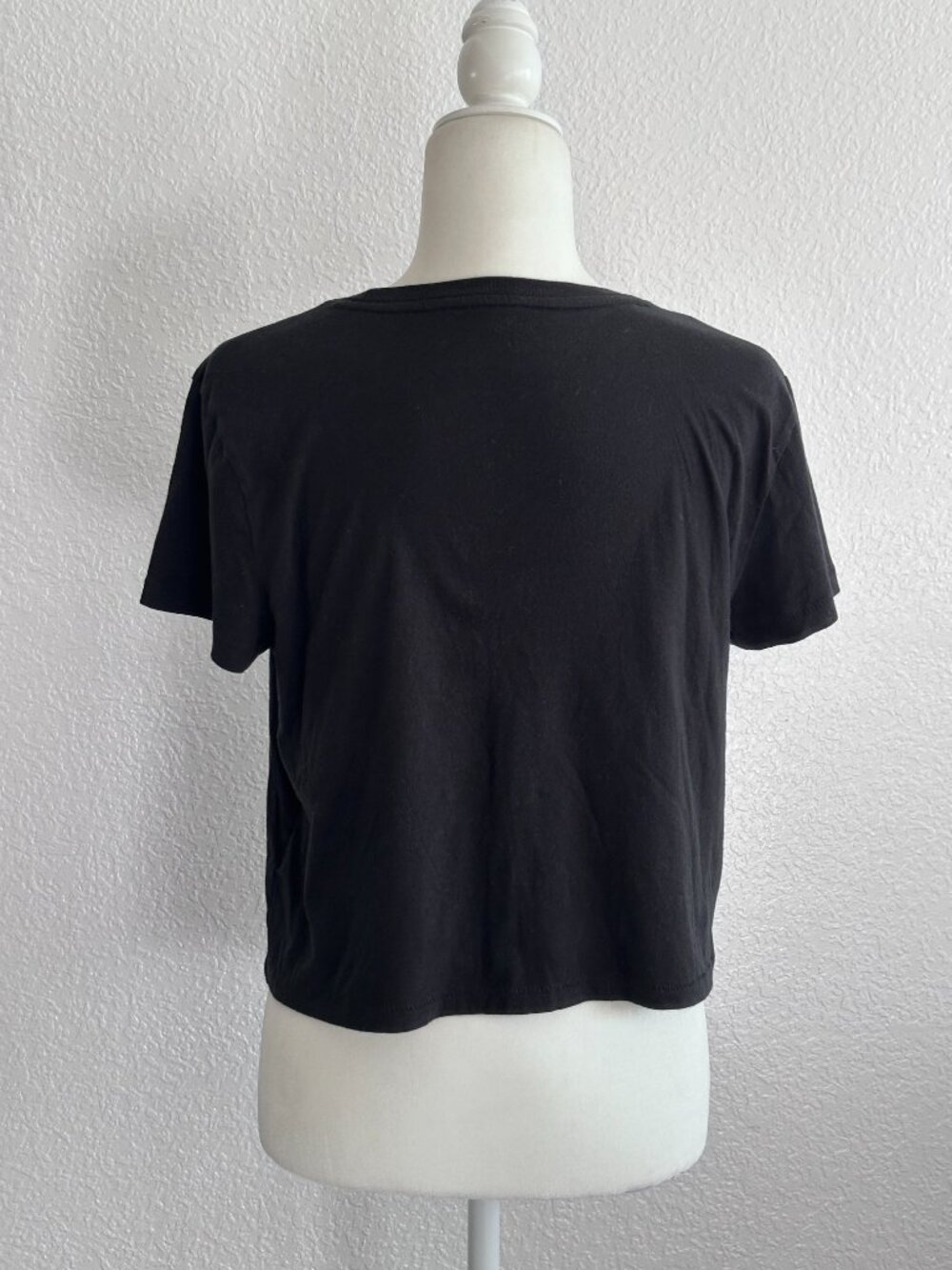 Universal Thread Black Tee Size Medium Soft Cotton Basic Short Sleeve Everyday - Picture 5 of 7
